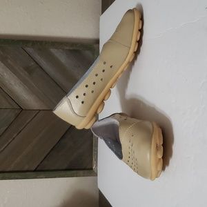 Light Tan Leather Slip on Ballet flats Size 8 Bubble Cushion Rubber Soles